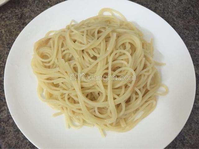 锅里烧开水后下入一勺盐，一勺油，下入意粉煮10分钟捞出
