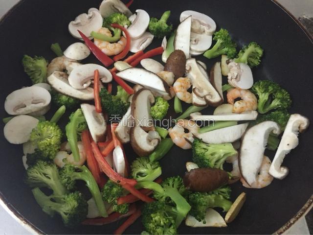 下西兰花炒至变软，将香菇，口蘑，红椒丝下锅翻炒，加两勺煮花蛤的汤，适量盐炒熟