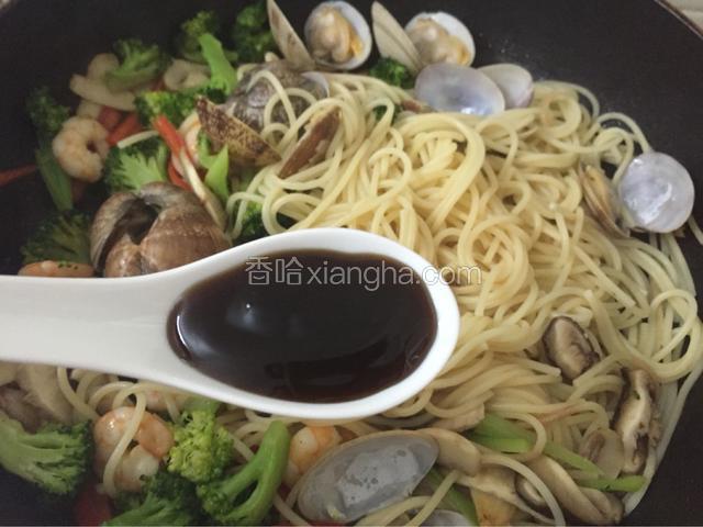 最后把花蛤，意粉下锅，加入一勺蚝油拌匀即可