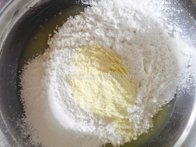筛入低筋，泡打粉和奶粉
