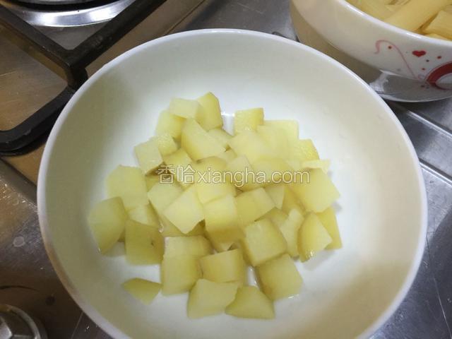 土豆去皮洗净切成小块，放入锅中煮熟