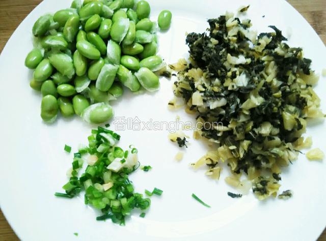 酸菜和葱洗净切碎，青豆洗净