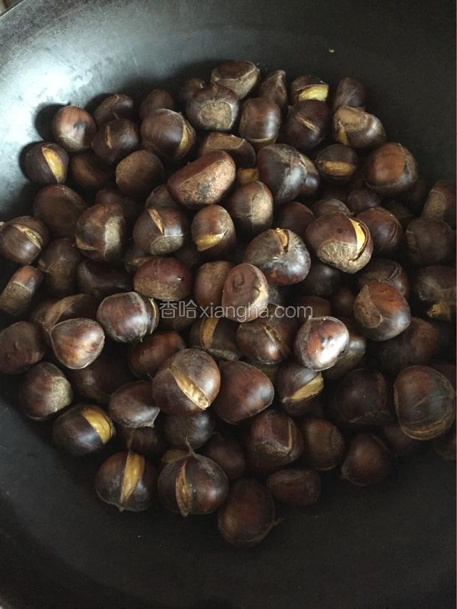 煮好了把锅里剩下的水倒干净。
用小火，盖上锅盖把水分炒干，不要太干，太干就硬了