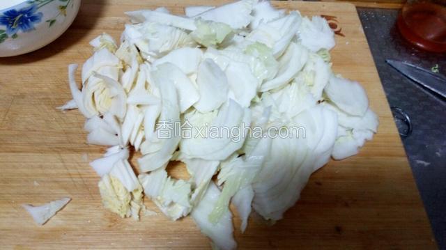 白菜帮斜切成块