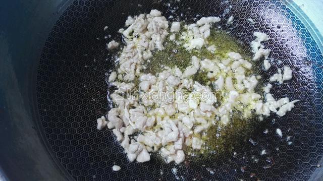 再往锅加油热后下肉馅，快速炒散至变白色。