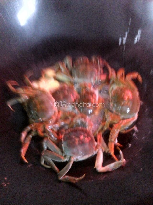 锅放半碗清水，水开后放姜盐，再把螃蟹放下去然后倒点油下去
