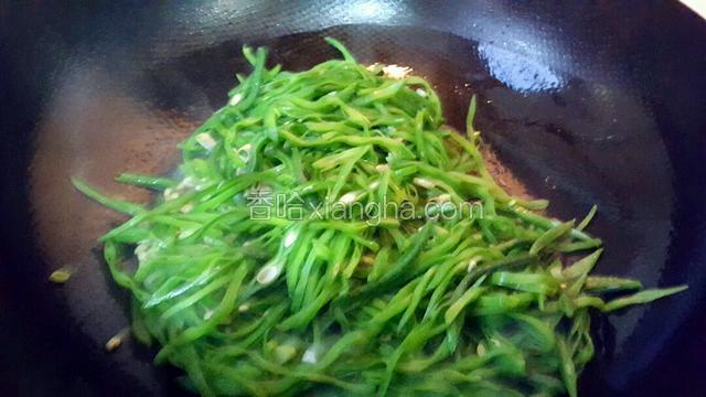 随后倒入扁豆丝翻炒一会！
