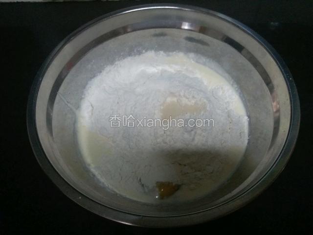 除黄油外所有主料称重混合，先液体后粉类！
