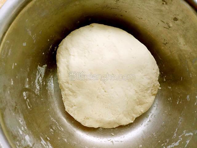 用酵母水和适量的温水，把面粉合成面团
