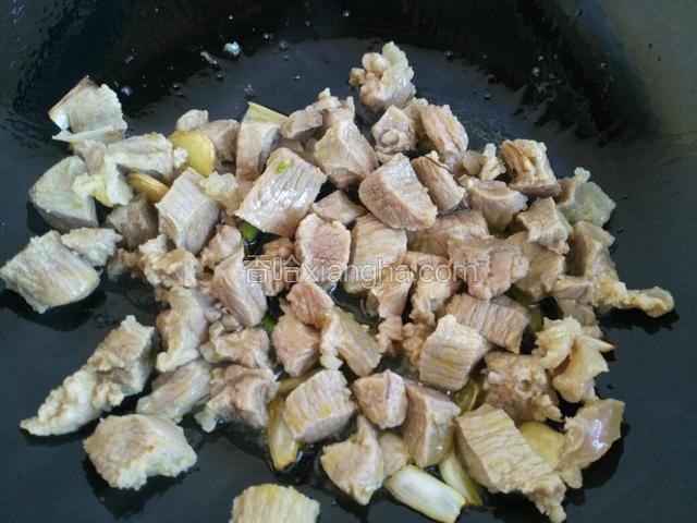 然后放牛肉，翻炒。