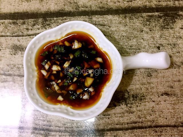 取一调味碟：放入蒜末、葱花，加入适量的味极鲜酱油调成酱汁
