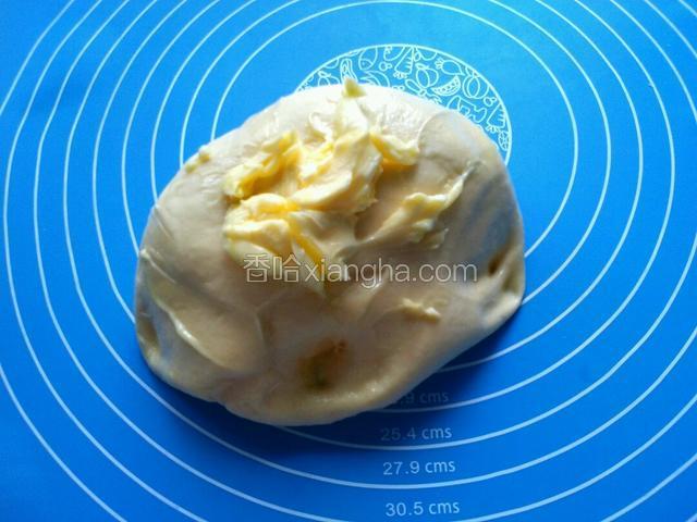 揉搓10分钟后加入自然化好的黄油继续揉面。