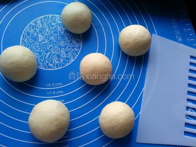 把面团用切刀切成大小差不多的6个小剂子，然后再把它揉搓光滑。