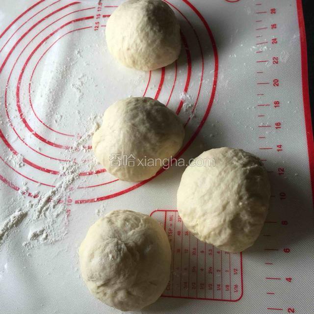 将面团分成大小均匀的四份