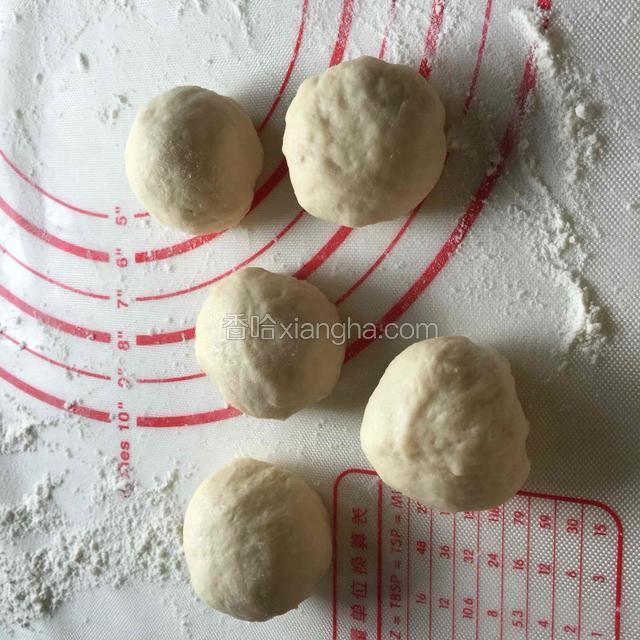 再把每一个面团分成5个小剂子，盖保鲜膜醒5分钟