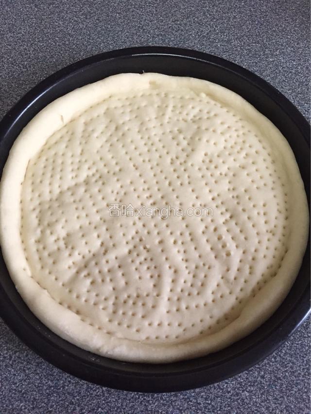二次发酵好了，饼稍微鼓起来就可以。
准备码食材，这时候烤箱210度预热10分钟