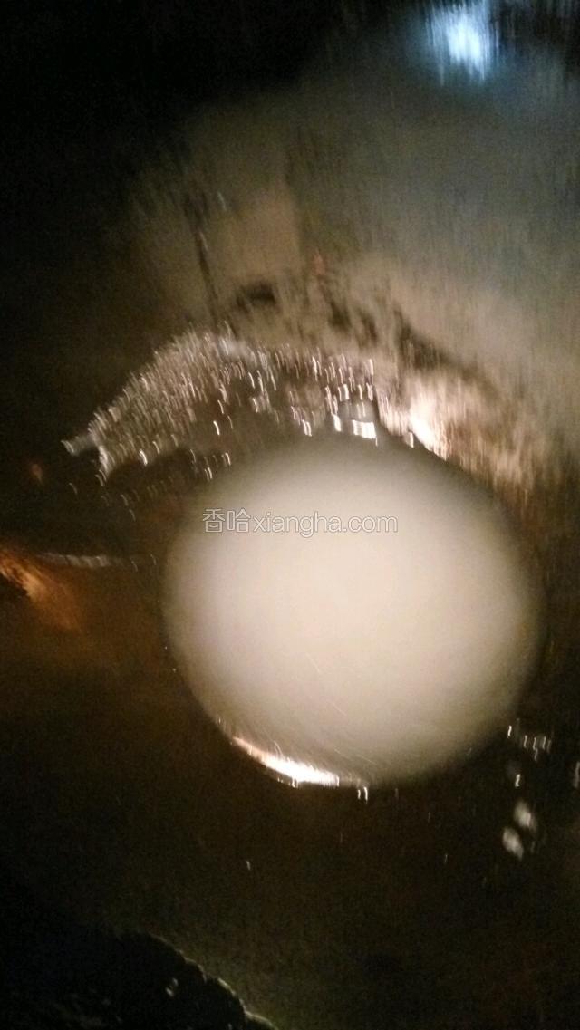 取锅放在火上，加一勺鲜汤，调入盐，鸡粉，白糖，勾入流水芡，加点香油，关火。