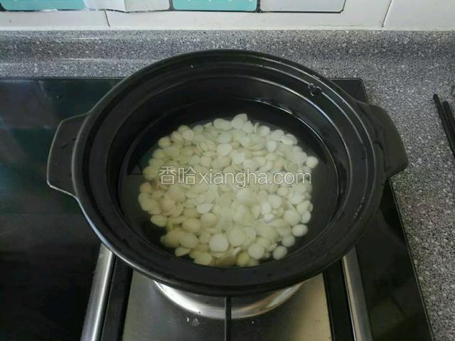 锅中放入清水，水开倒入杏仁焯水捞出