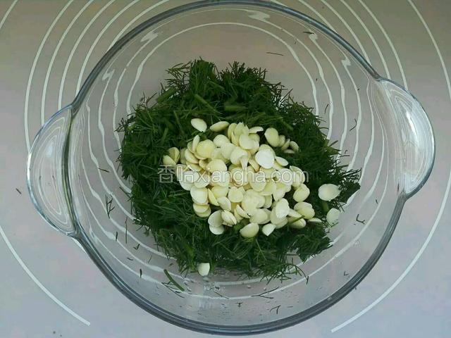 然后把焯水杏仁和切碎茴香放入盆中