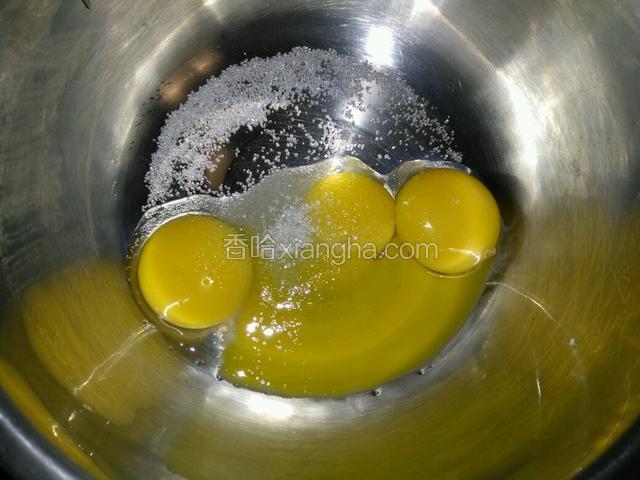 鸡蛋取蛋黄加10克糖，隔热水打散不停搅拌。