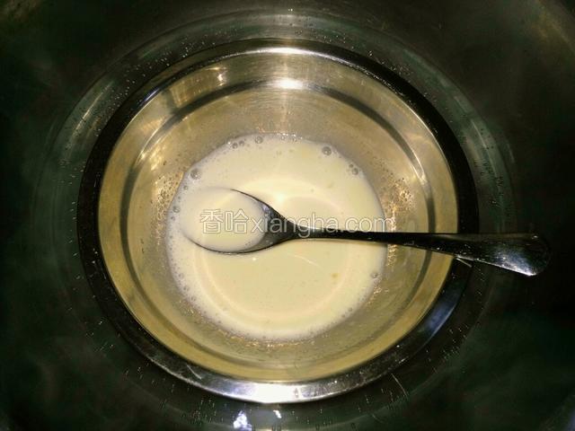 泡发好的吉利丁隔热水不停搅拌至无颗粒，取出放温备用。