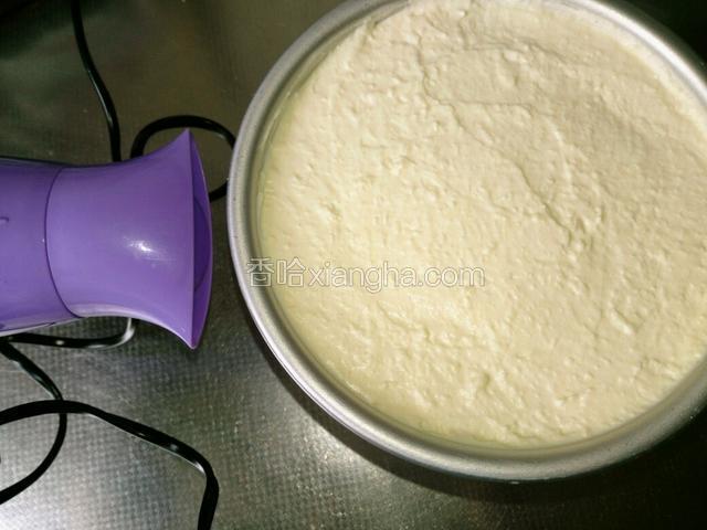 用个圆柱形的物体垫在模具底部，用吹风机围绕模具周围吹热风，模具就会慢慢脱落下来了。