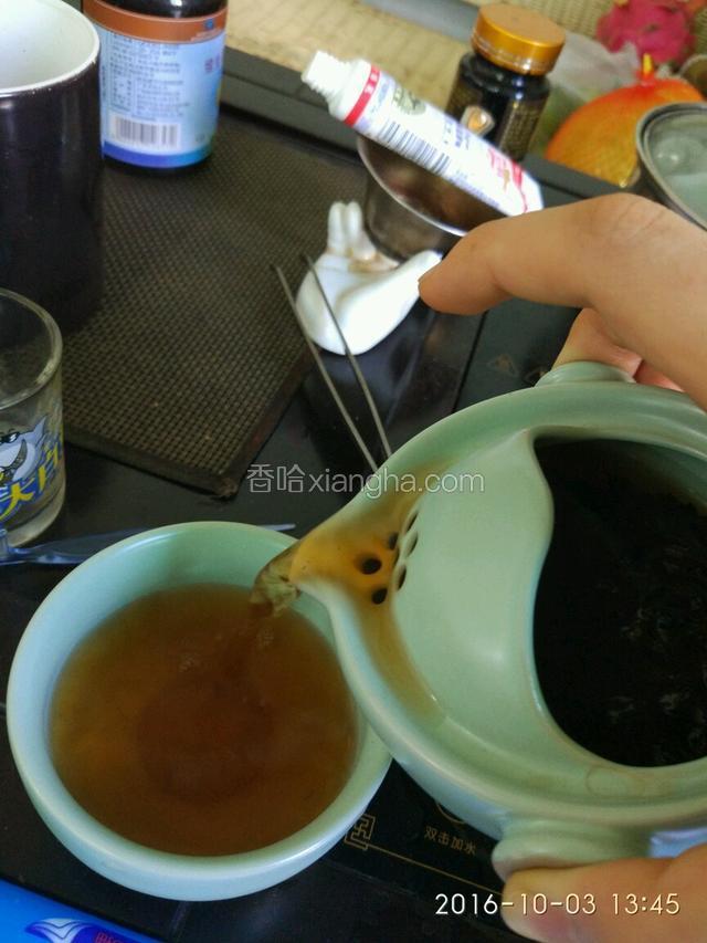 普洱茶砖放入喜欢的茶具中，至少洗茶2次，泡一杯甘醇的普洱茶