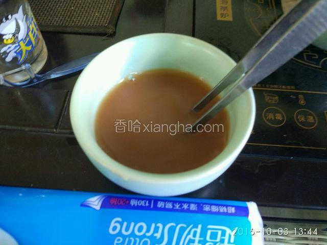 添加蜂蜜，搅拌（注意蜂蜜要等到茶凉点后在放，否则营养会流失）