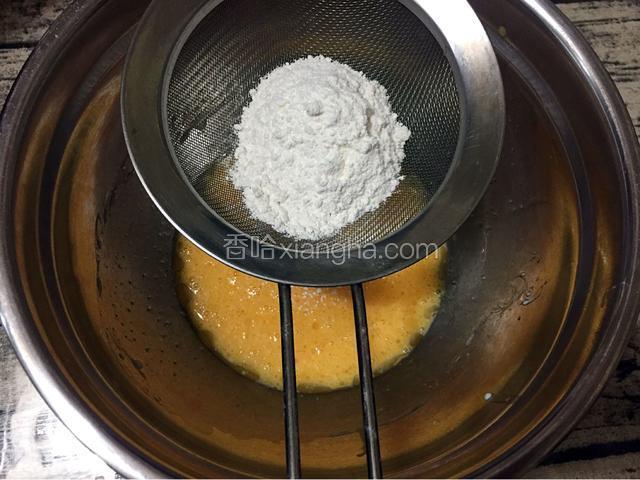 筛入低筋面粉，分两次筛入，每次拌匀再筛入下一次