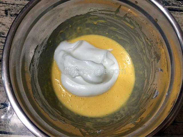 把蛋白的三分之一倒入蛋黄糊中，上下拌匀，烤箱上火120度、下火150度预热