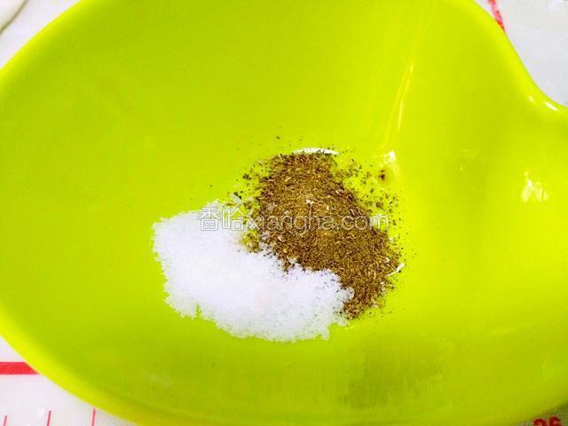 趁醒发这会准备花椒粉和盐。两样是1、1的比例拌匀。