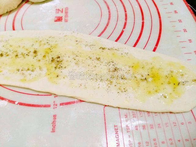 再撒上花椒盐。撒的均匀点。