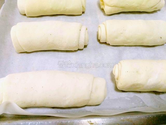 这样把每个剂子擀完。放烤盘里二次醒发。自然醒发。