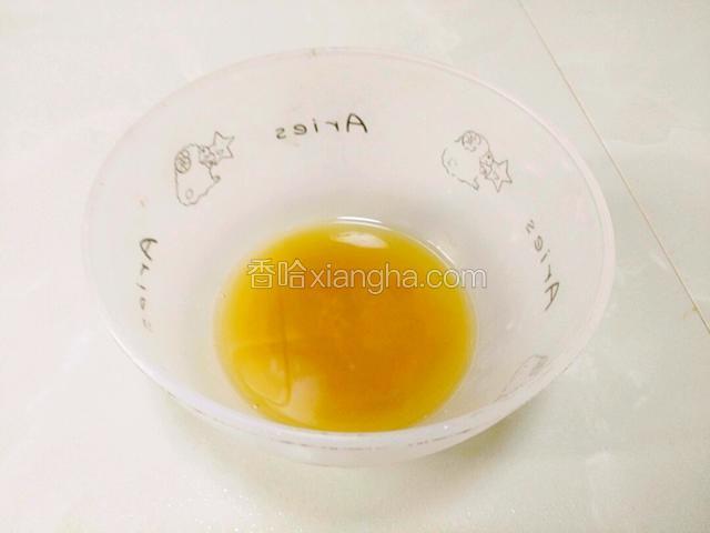 准备刷花卷的蜂蜜水，好像没鸡蛋可刷了，又不想出去买，用蜂蜜水试试。蜂蜜里添加一点酱油增增色，还加了一点清水给搅均匀了备用。