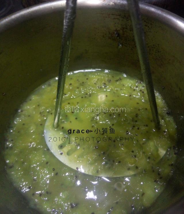 自家神器♪(^∇^*)
还有，整个入锅过程需要一直搅动果酱，不然会糊底
此时要加糖啦，别看刚刚两勺，远远不够呢，猕猴桃一加热就会很酸，记得多加些，最好不时尝一尝，感觉一下