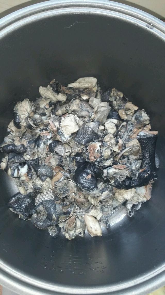 撇去浮沫，倒入电饭锅