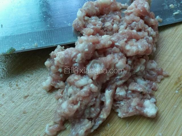 准备陷料
将肉切碎
