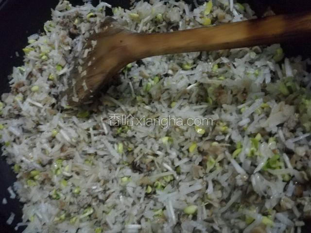 锅里热油，放入肉沫煸炒。
放入香菇、豆芽、白萝卜翻炒