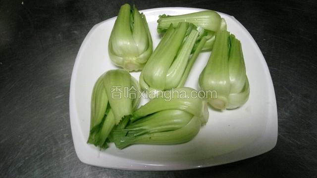 把整棵青菜洗净，去掉叶子。