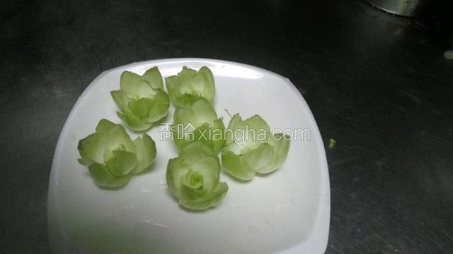 每个菜帮用小刀划人形，多余的去掉，成图状。