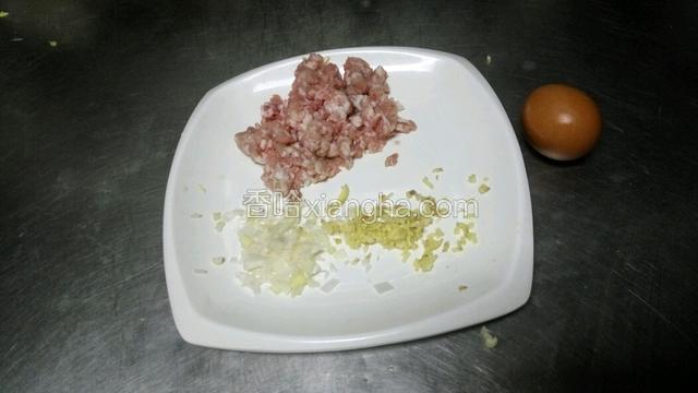 肉馅剁好，葱姜剁成末，