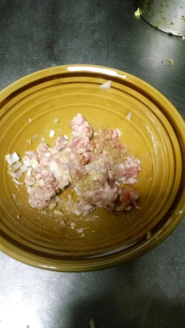 把肉馅放入容器中调入盐，鸡粉，料酒，十三香，少许水，用力拿筷子向一个方向搅拌，搅至肉馅粘性很强为至。