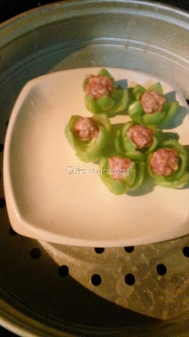 然后放在蒸锅中大火蒸5分钟。
