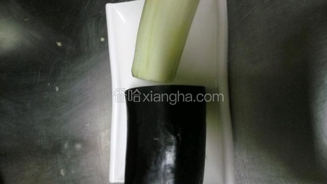 用刀片掉茄皮。