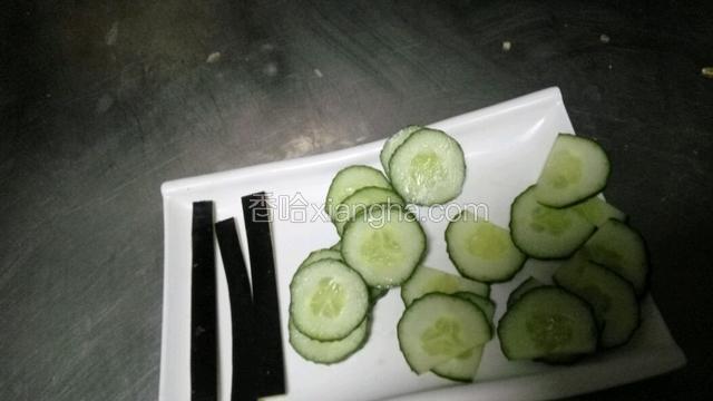 再把黄瓜切成圆片。