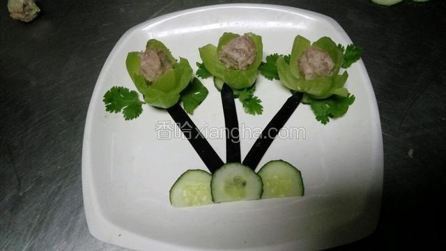 然后把蒸好的肉丸放在造型上。