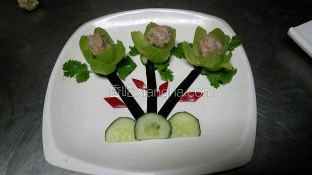 再把红椒块摆在茄皮两边做造型。