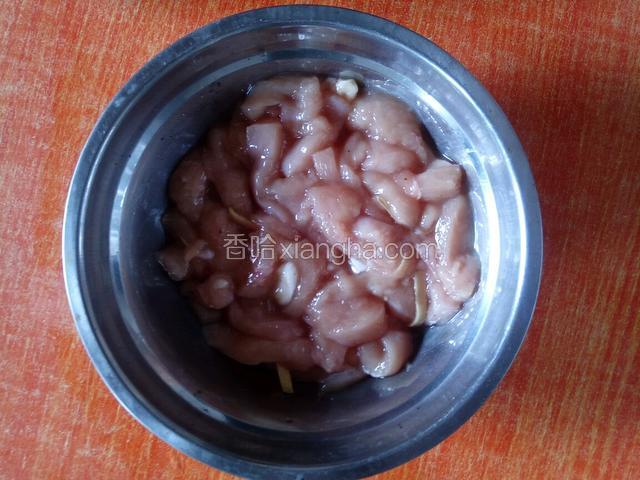 把鸡胸脯肉切成手指头大小的条状，加入盐，鸡精，料酒，胡椒粉，葱，姜
腌制20分钟。