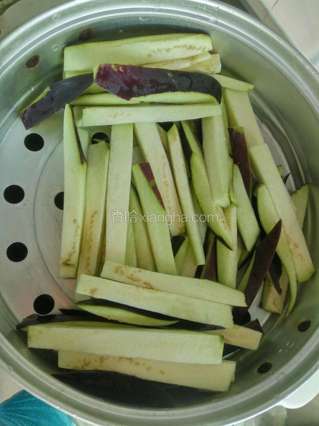 上蒸笼蒸8分钟左右，七分熟即可
