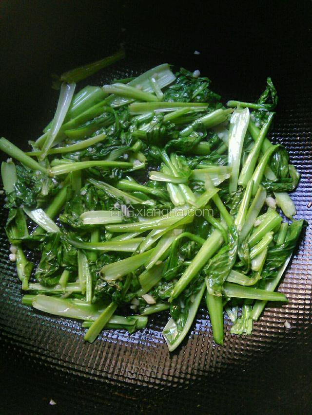 然后加入适量的盐和鸡精调味，翻炒片刻直至油菜变软就可以了